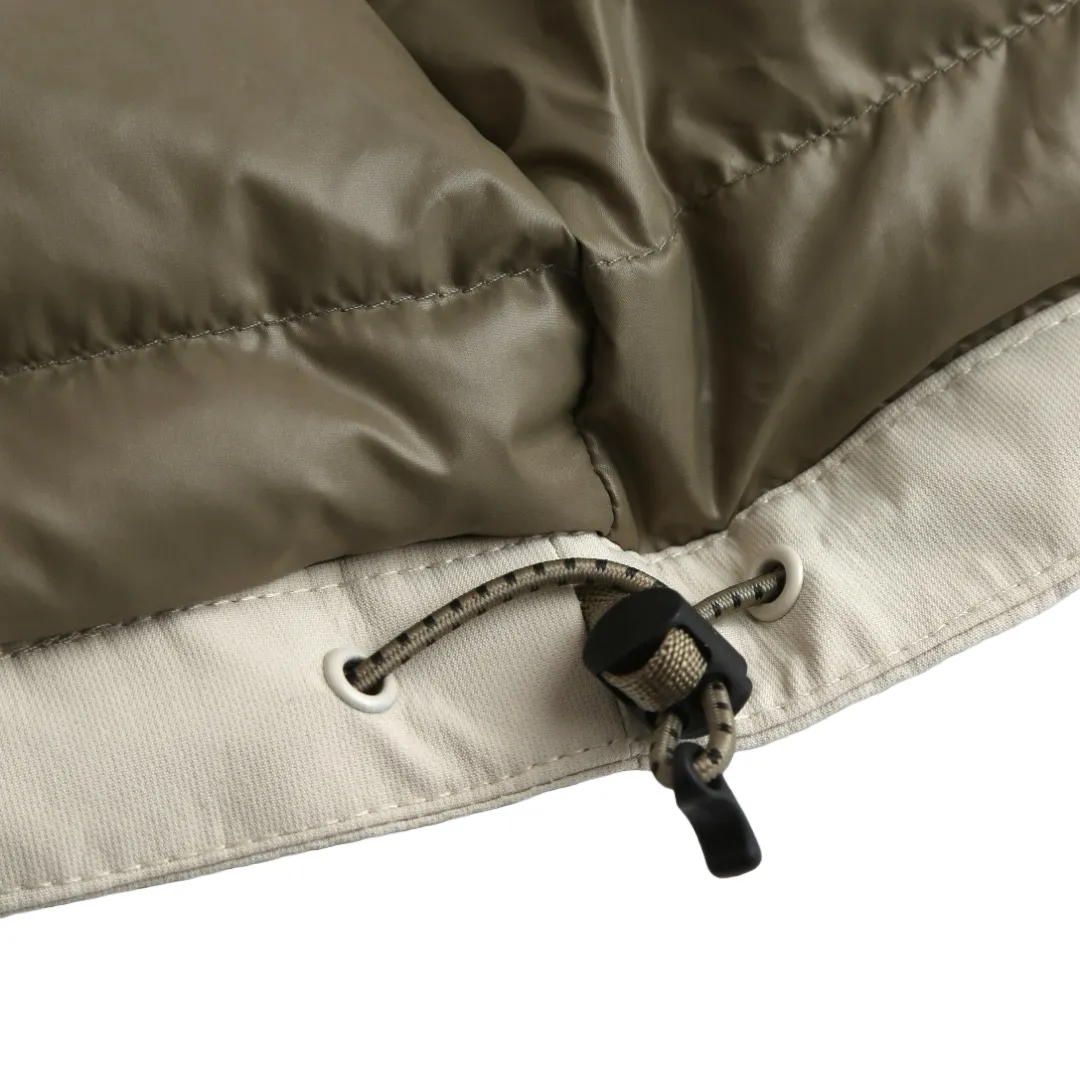 P980 Ralph Lauren pony embroidered hooded down jacket (off-white). The inner filling is made of high-quality 90 white duck down, weighing 220g, ensuring excellent thermal insulation performance. After strict screening and processing, the velvet is not easy to get drilled, ensuring durability. The fabric is made of high-density nylon taffeta with a density of about 210T-300T, with a smooth and slightly matte surface, excellent windproof and waterproof properties (with DWR water-repellent treatment), strong wrinkle resistance and easy care, in line with the American casual positioning of "durable and practical". The lining fabric is made of 100% polyamide. The high-density and tight weaving process prevents fine lint from emerging from the gaps in the fabric. The smooth surface improves the putting on and taking off experience, and the excellent wear and tear resistance ensures damage caused by frequent use, while the light and soft texture does not affect the overall weight. The classic jacket has a slightly loose fit, slightly dropped shoulder line (shoulder width is 1-2cm wider than the standard fit), is hip-length, and has slightly tapered straight sleeves, taking into account both freedom of movement and casual style. The adjustable Velcro on the cuffs allows you to freely adjust the tightness according to the thickness of your wrist and personal preferences, effectively preventing cold wind from intruding, and improving the warmth performance. In terms of storage, the two front zipper pockets are convenient for you to place frequently used items, and the zipper design ensures that items are not easily lost. A built-in pocket on the left side of the chest provides a safe storage space for some small private items. The drawstring design at the hem allows you to adjust the shape of the jacket according to your body shape and dressing needs. Whether it is loose and casual or slim and neat, you can easily control it. Polo horse logo on the left chest: flat satin stitch embroidery (satin embroidery), the embroidery thread is 100% polyester high color fastness embroidery thread (the color number is consistent with the brand's standard red color card), the stitch density is 12-15 stitches/cm, the outline of the horse logo is clear, and the details of the rider and horse are burr-free. Size:S-M-L-XL